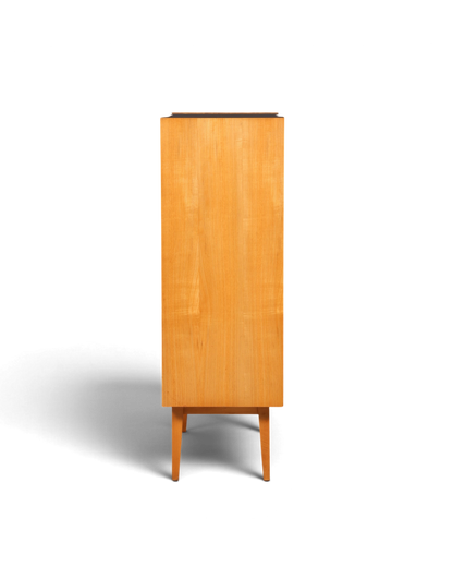 Hauptstadt Möblerei H824 Schrank aus hellem Holz im Mid-Century-Design mit konischen Beinen