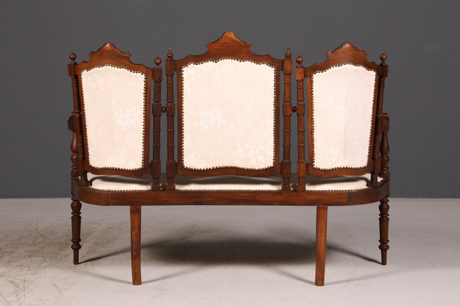 Élégante banquette néorenaissance, canapé ancien de l’époque Gründerzeit, banquette rembourrée, banquette de salon