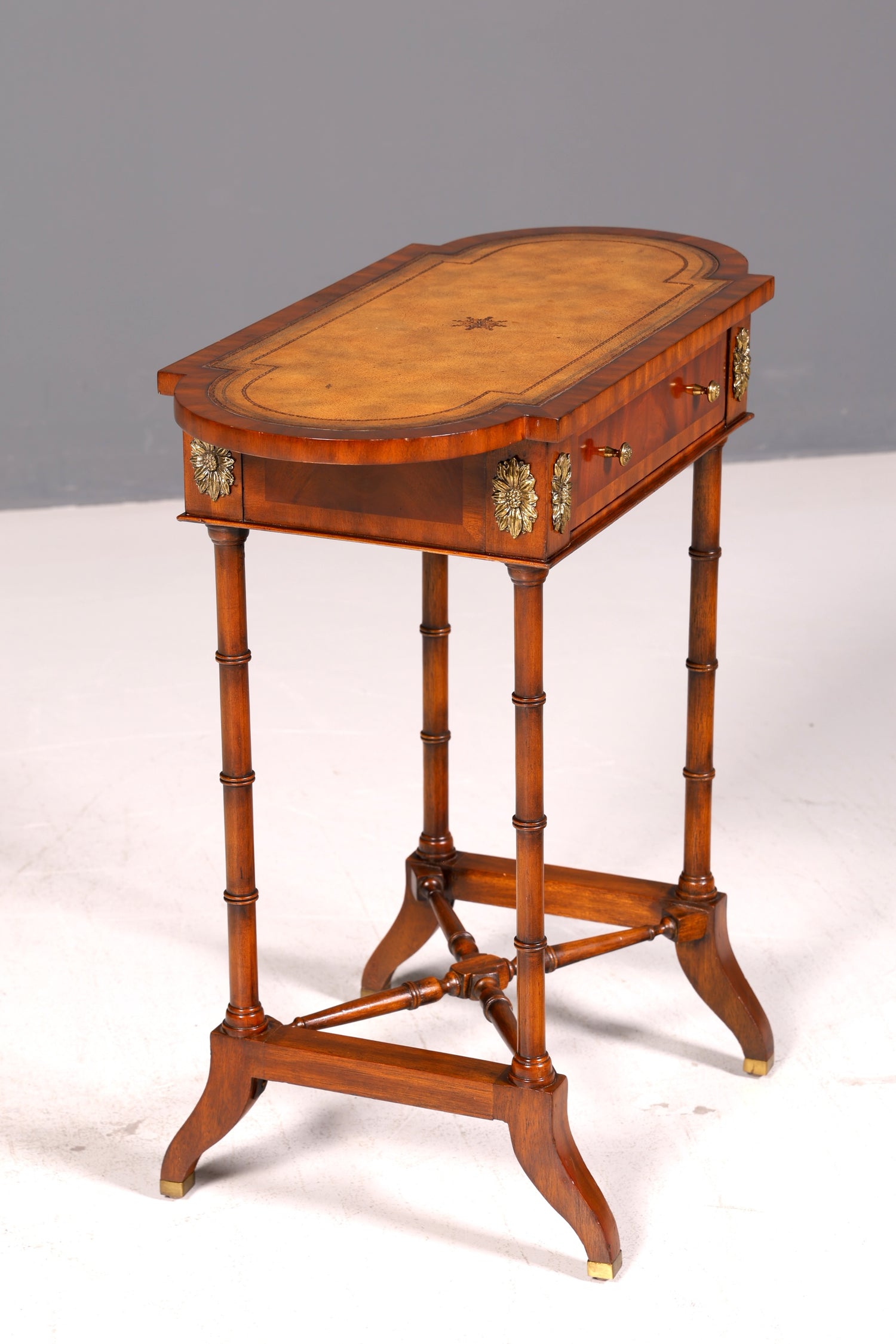 Edler Louis XV Beistelltisch Arthur McMillan Barock Stil Ablagetisch Echt Leder Antik