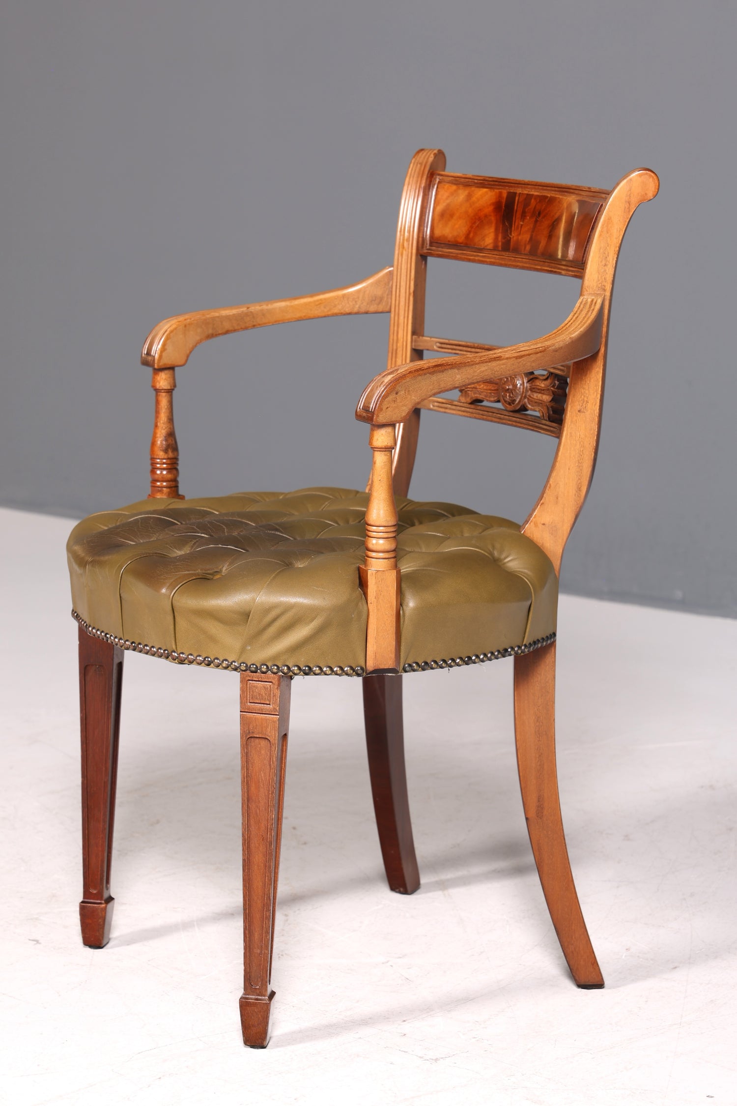 Magnifique fauteuil Chesterfield, chaise secrétaire Anno Dom, chaise de cuisine anglaise en cuir véritable, 1 sur 2