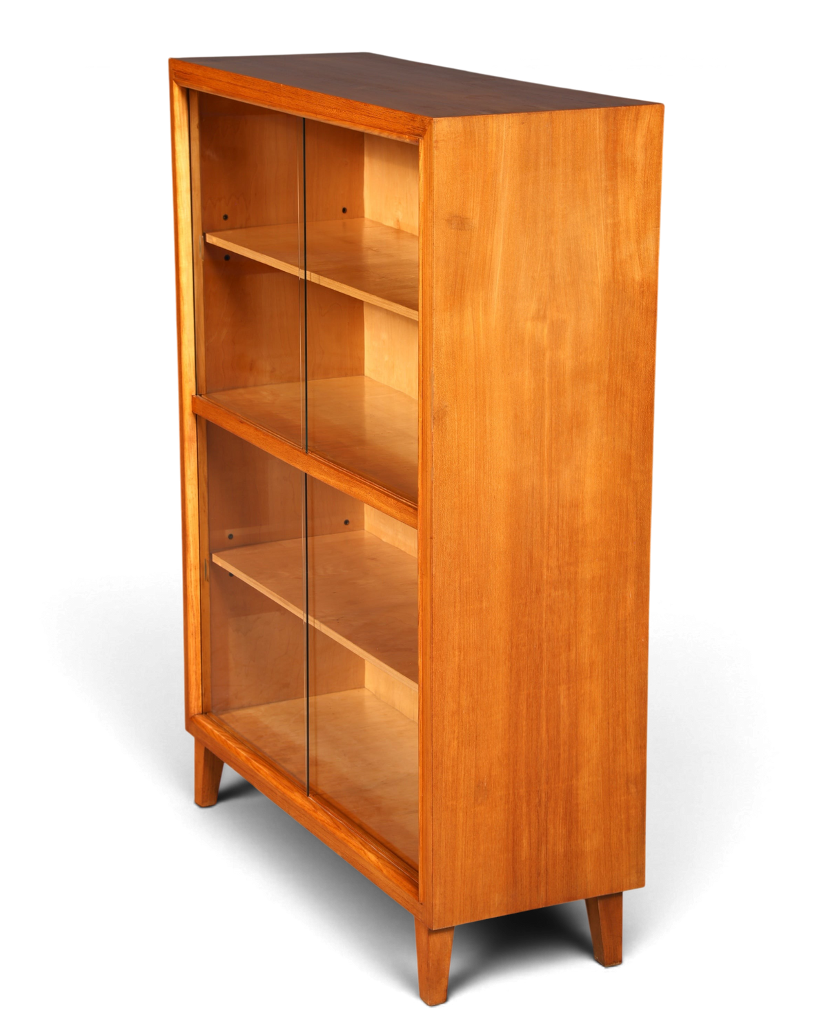 Hauptstadt Möblerei Vitrinenschrank aus hellem Holz mit zwei Glas-Schiebetüren und konischen Beinen