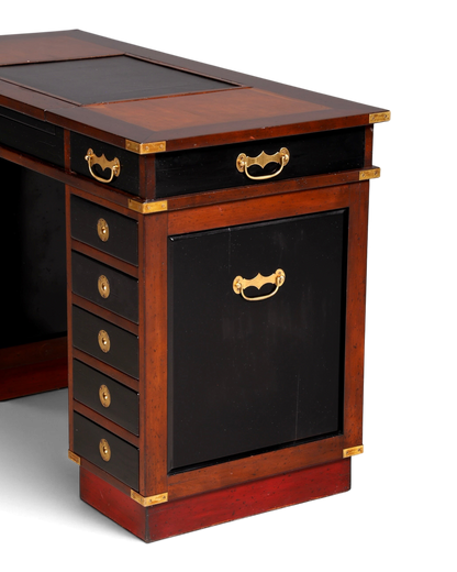 Hauptstadt Möblerei maritimer Military Chest Schreibtisch aus Holz mit schwarzer Lederauflage und Messingbeschlägen
