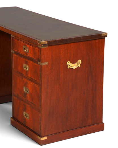 Hauptstadt Möblerei maritimer Military Chest Schreibtisch aus Holz mit grüner Lederauflage und Messingbeschlägen