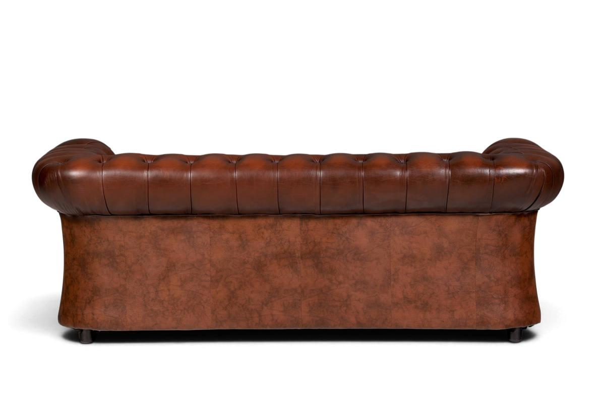 Hauptstadt Möblerei Centurion Chesterfield 3-Sitzer Sofa aus braunem Echtleder mit klassischer Knopfheftung, Rückansicht