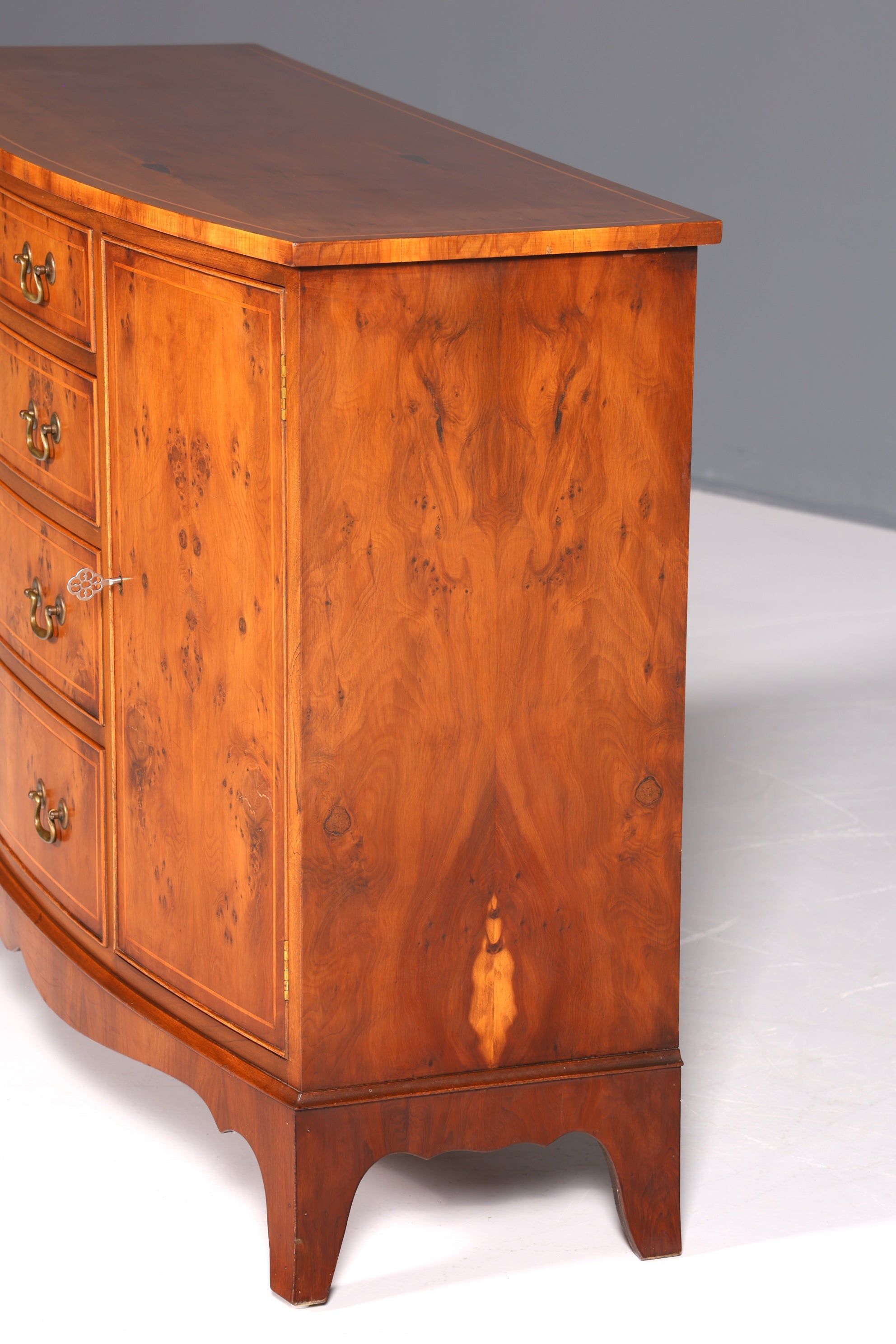 Wunderschönes Englisches Reprodux Bevan Funnell Sideboard echt Holz Schrank Antik Stil Buffetschrank Kommode