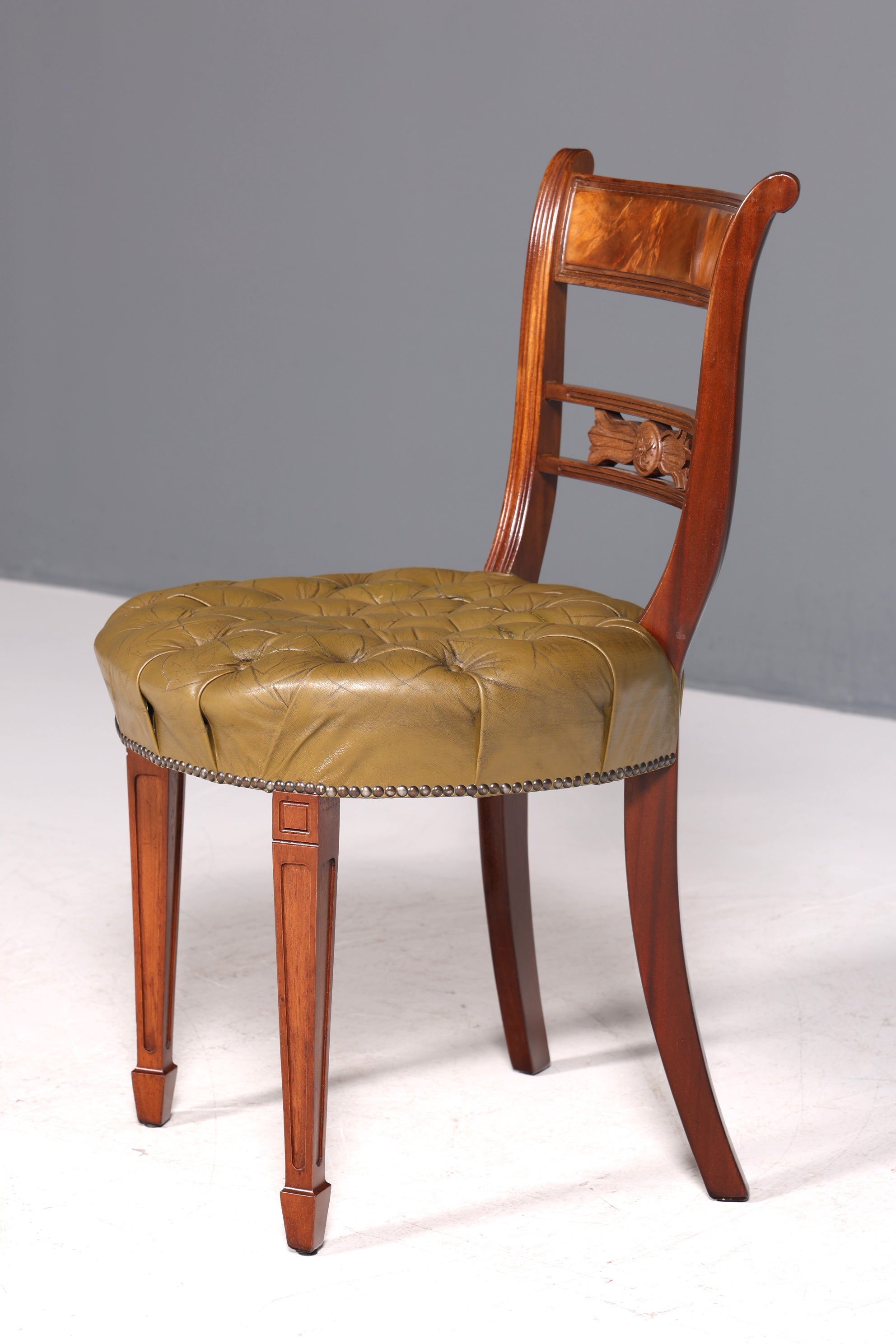 Magnifique fauteuil Chesterfield, chaise secrétaire Anno Dom, chaise de cuisine anglaise en cuir véritable, 1 sur 4