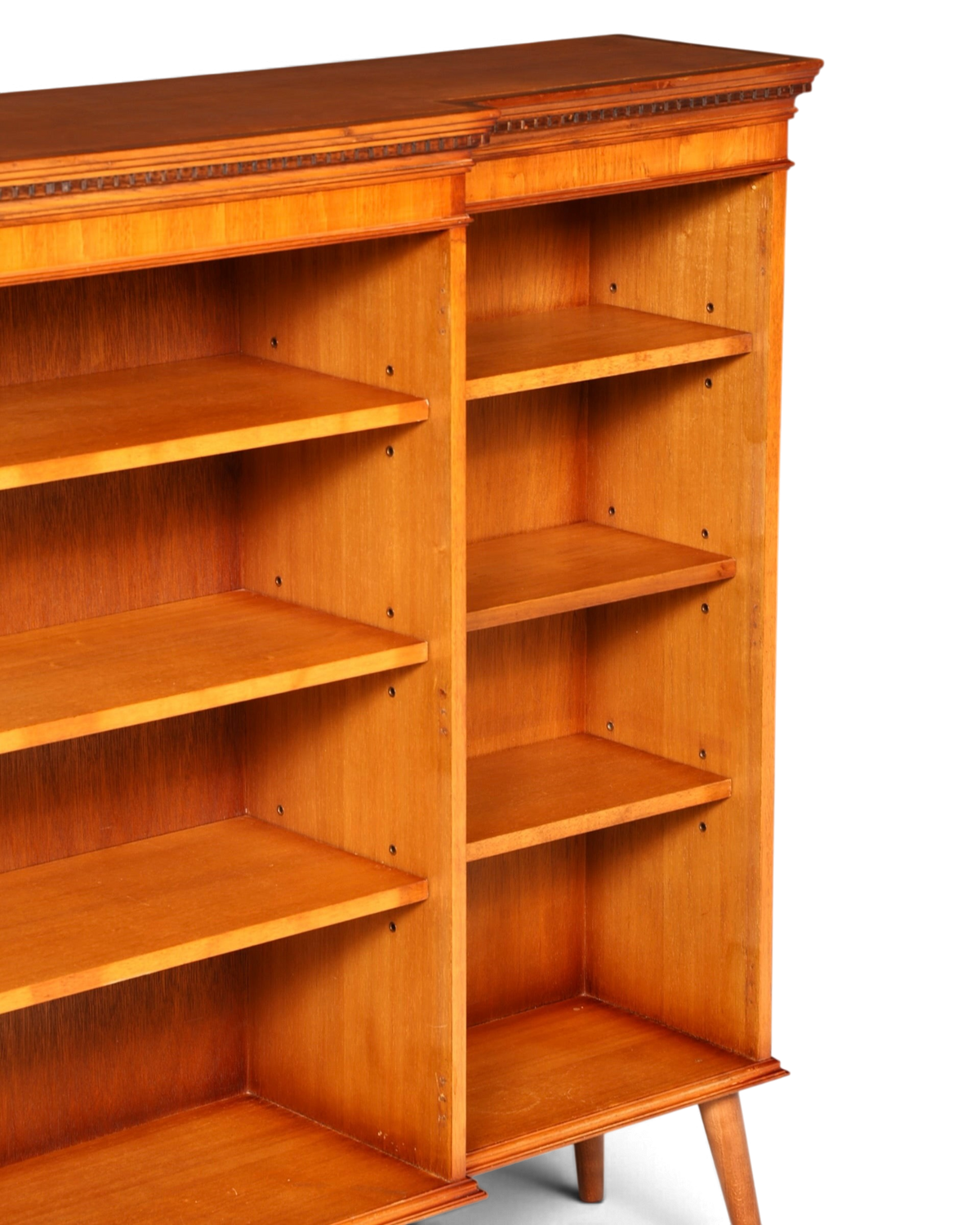Hauptstadt Möblerei H960 Bücherregal aus hellem Holz mit verstellbaren Einlegeböden und klassischem Design
