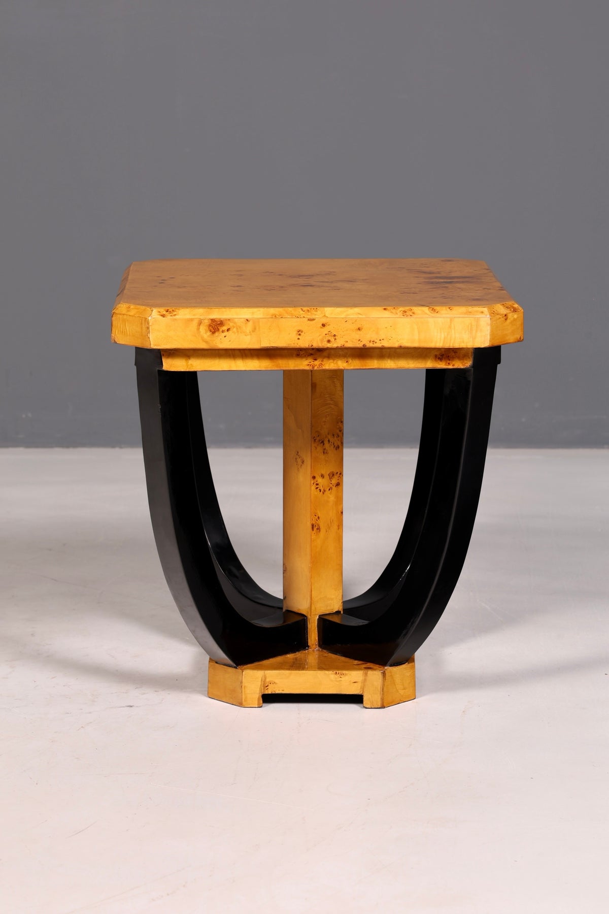 Table élégante de style Art déco, table basse de luxe, table d’appoint Biedermeier en bouleau