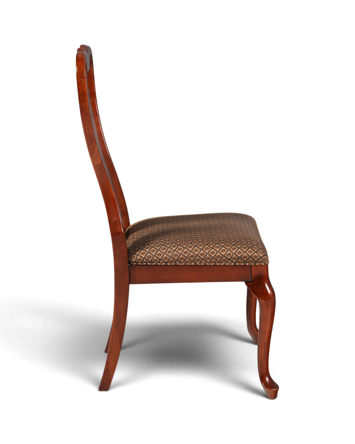 Hauptstadt Möblerei Drexel Heritage Chippendale Stuhl aus Holz mit gemustertem Polster in Seitenansicht