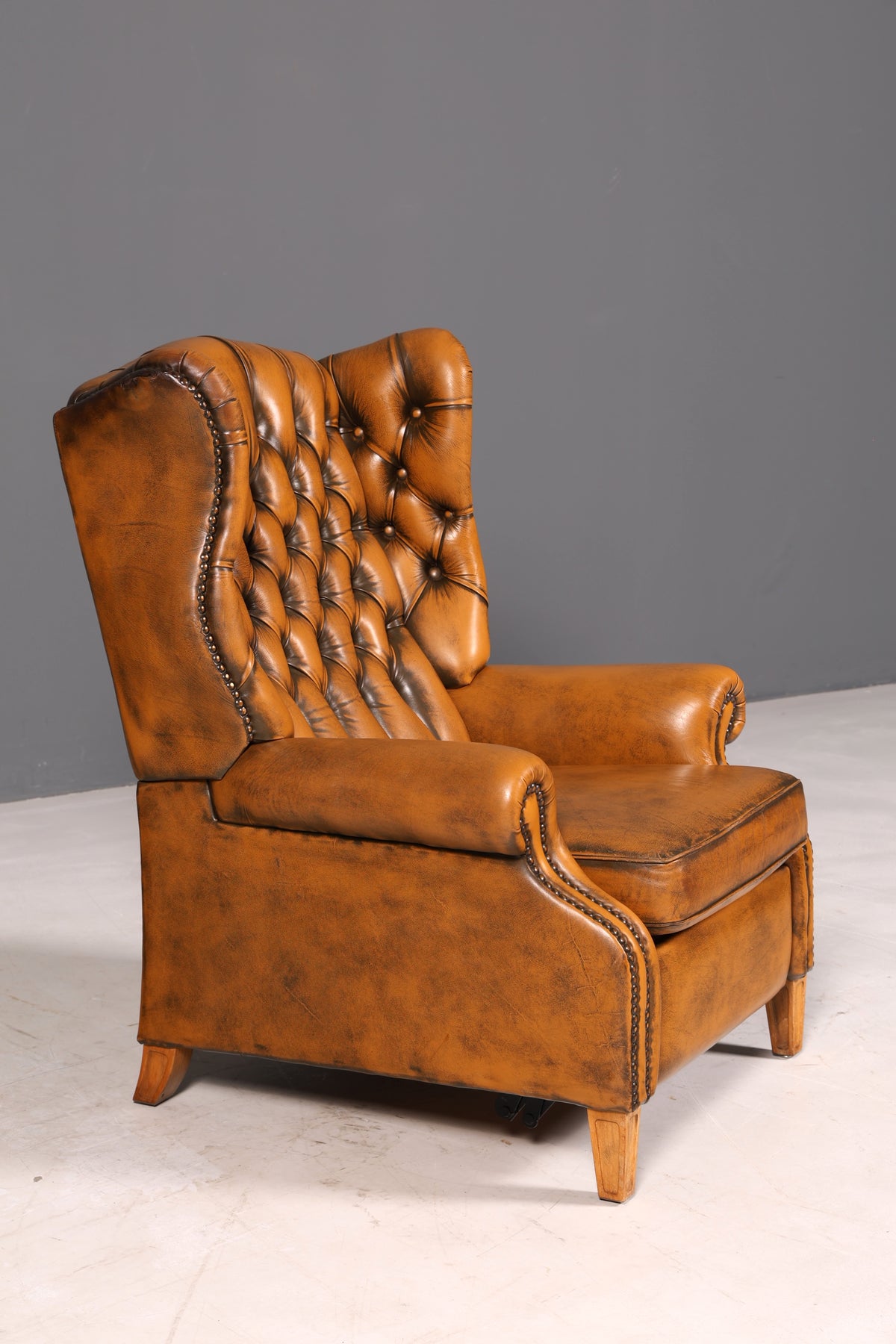 Magnifique fauteuil à oreilles Chesterfield original en cuir véritable anglais, fauteuil de maître, fauteuil relax inclinable, vintage