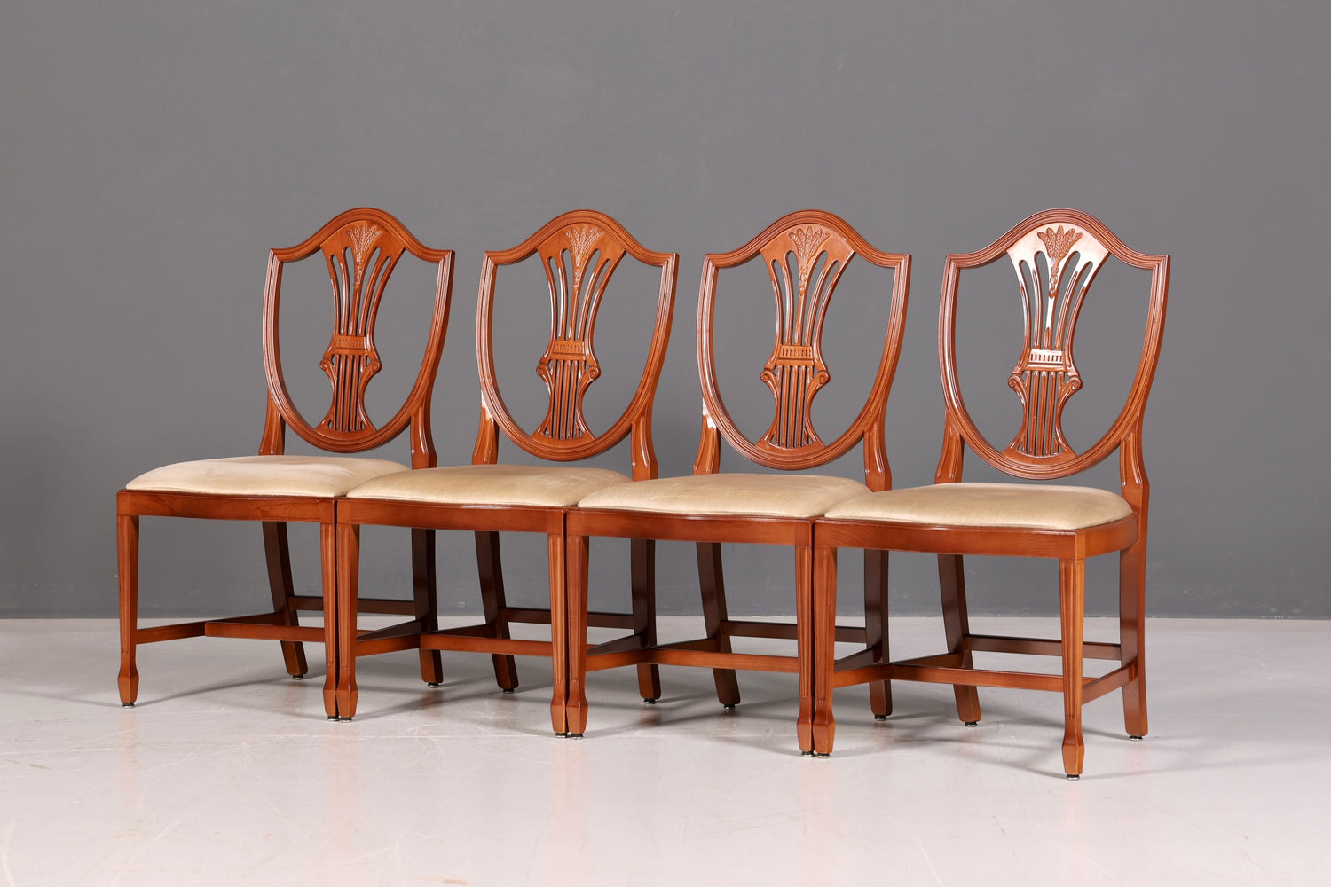 Ensemble élégant de 4 chaises anglaises style Hepplewhite, chaises de salle à manger anciennes, chaises de cuisine, ensemble de chaises vintage  