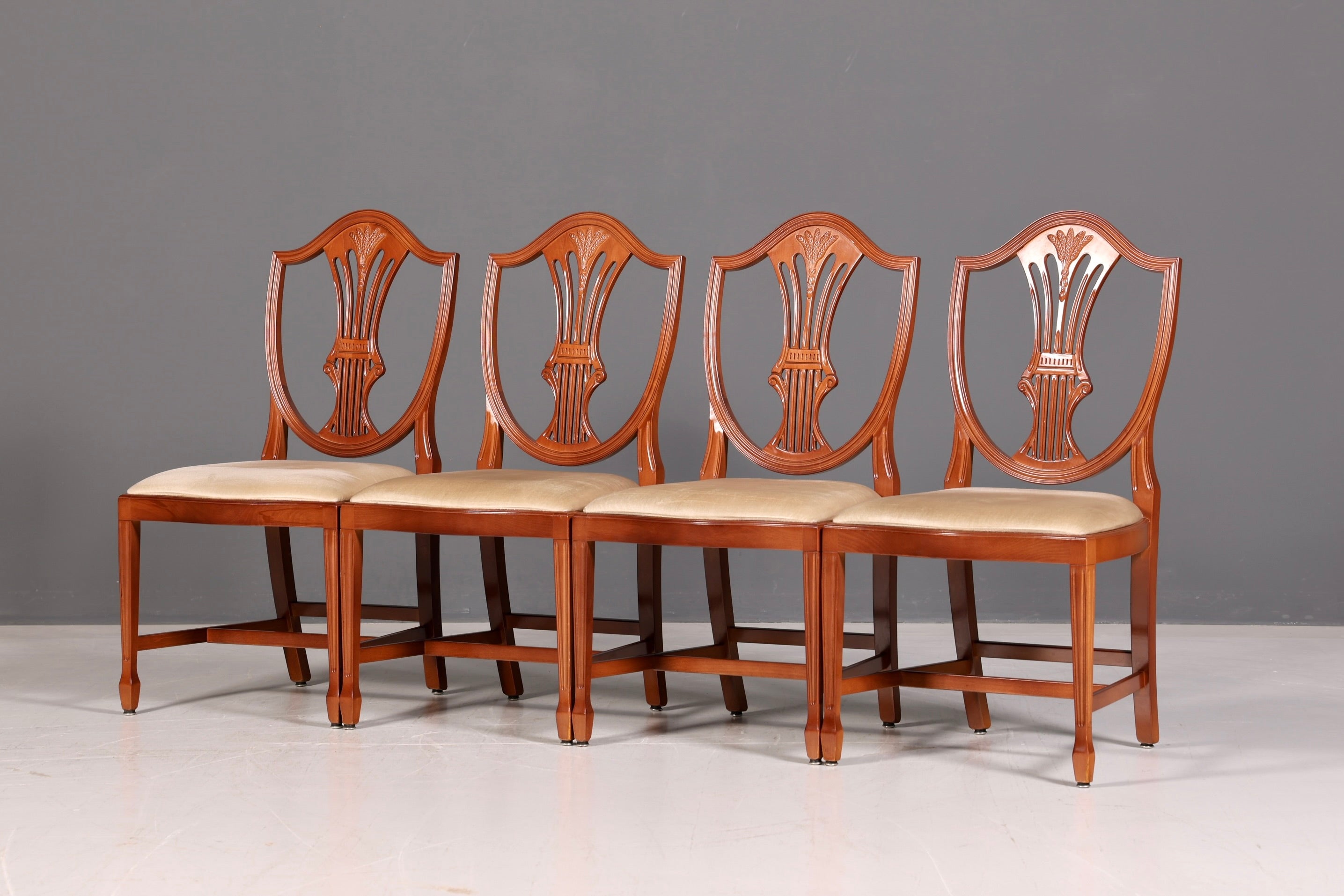Ensemble élégant de 4 chaises anglaises style Hepplewhite, chaises de salle à manger anciennes, chaises de cuisine, ensemble de chaises vintage  