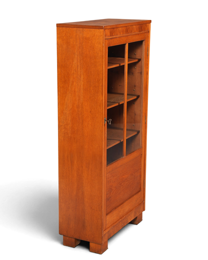 Hauptstadt Möblerei Jugendstil Vitrine aus massiver Eiche mit verglaster Tür und höhenverstellbaren Regalböden