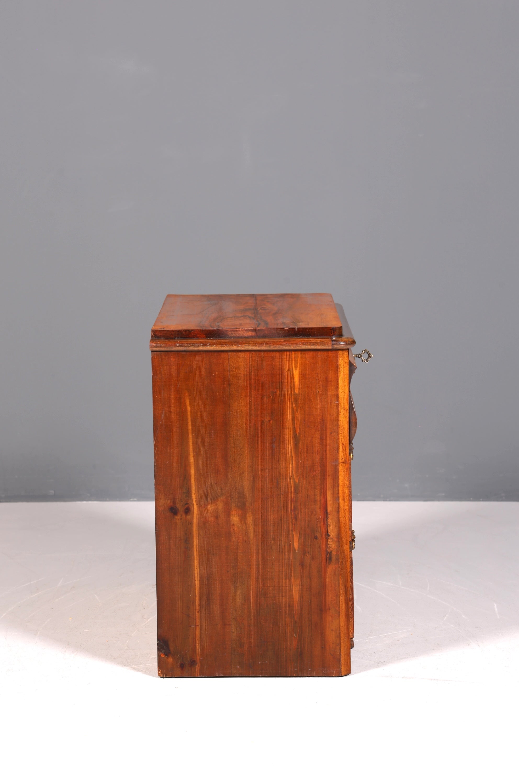 Commode élégante de style Louis-Philippe, en noyer, de style Biedermeier, vers 1890