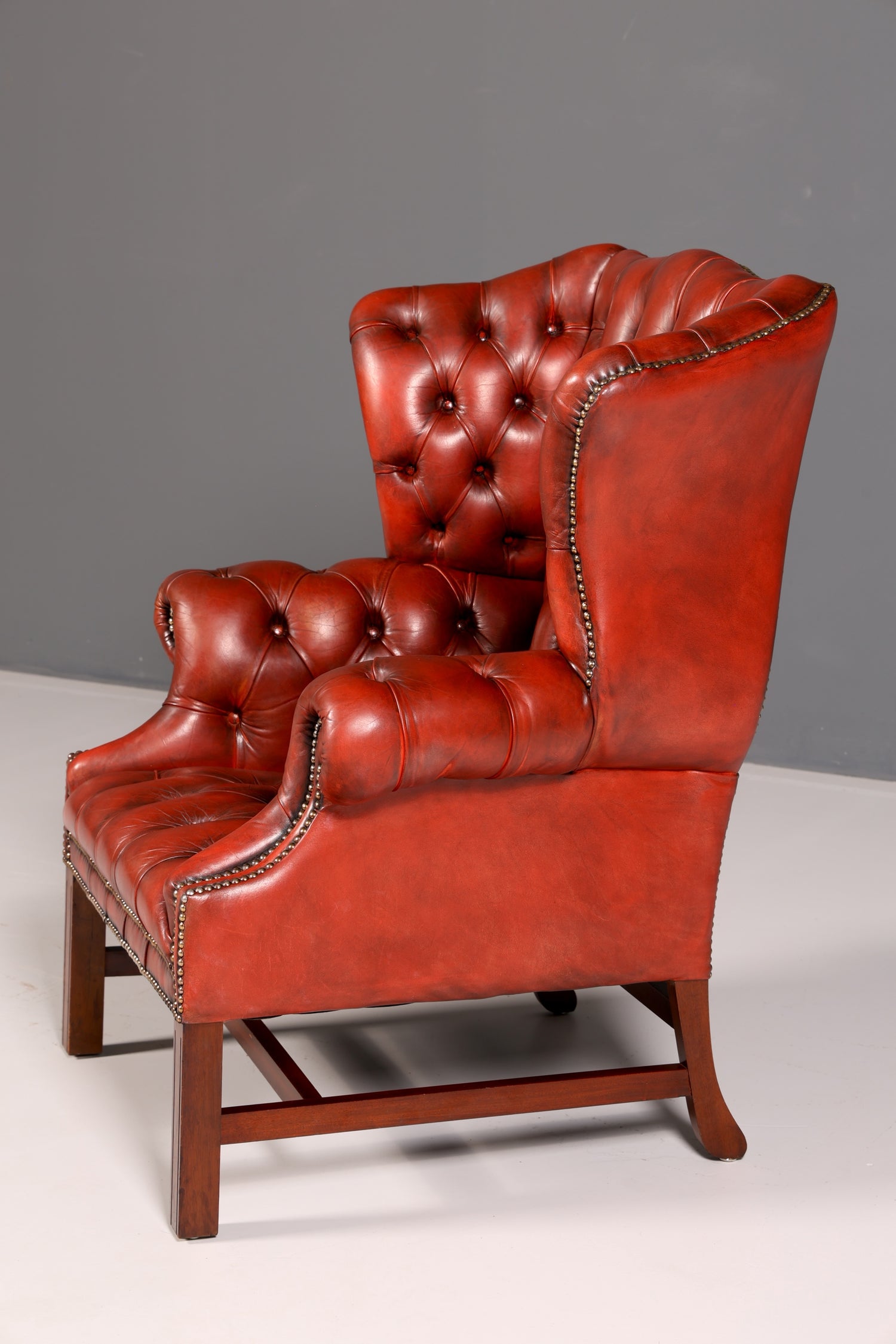 Fauteuil à oreilles Chesterfield original avec repose-pieds en cuir véritable, fauteuil anglais pour homme, fauteuil en cuir, antique et vintage