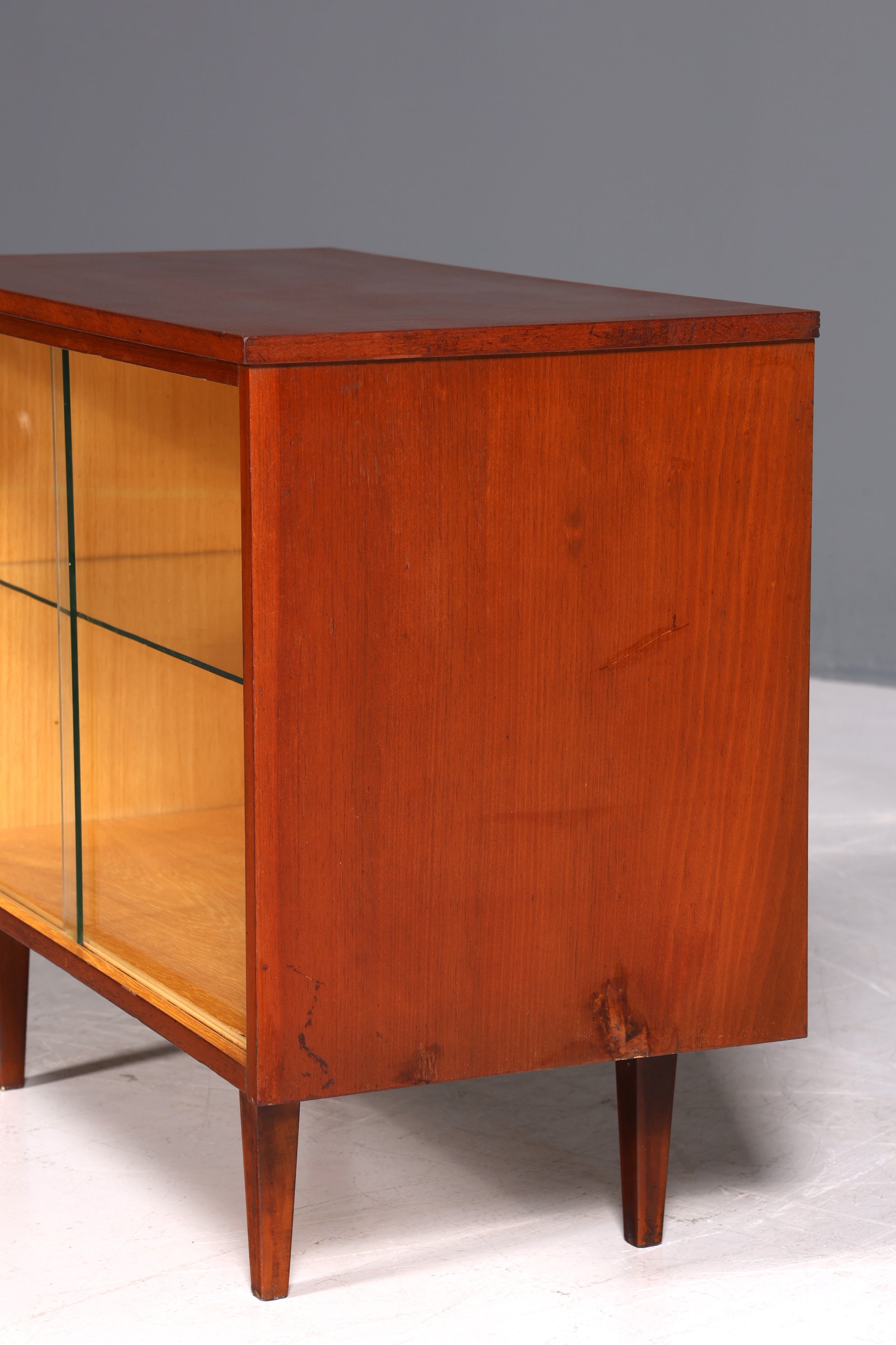 Magnifique vitrine vintage du milieu du siècle, bibliothèque rétro.