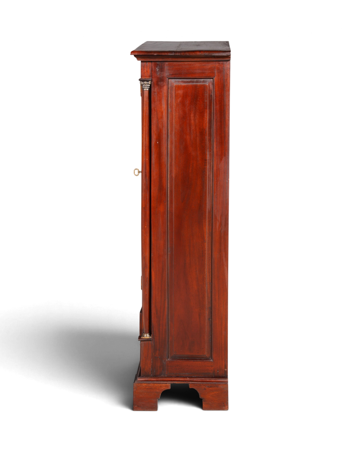 Seitenansicht eines antiken Schranks aus dunklem Holz von Hauptstadt Möblerei mit klassischem Finish