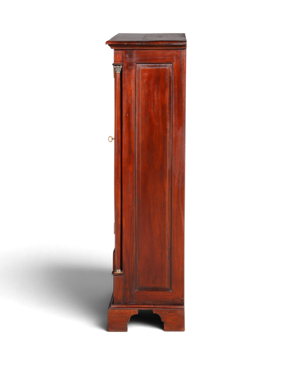 Seitenansicht eines antiken Schranks aus dunklem Holz von Hauptstadt Möblerei mit klassischem Finish