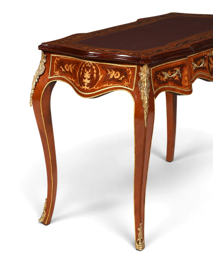 Hauptstadt Möblerei Schreibtisch im Louis XV Stil aus Massivholz mit Messingbeschlägen und Intarsien