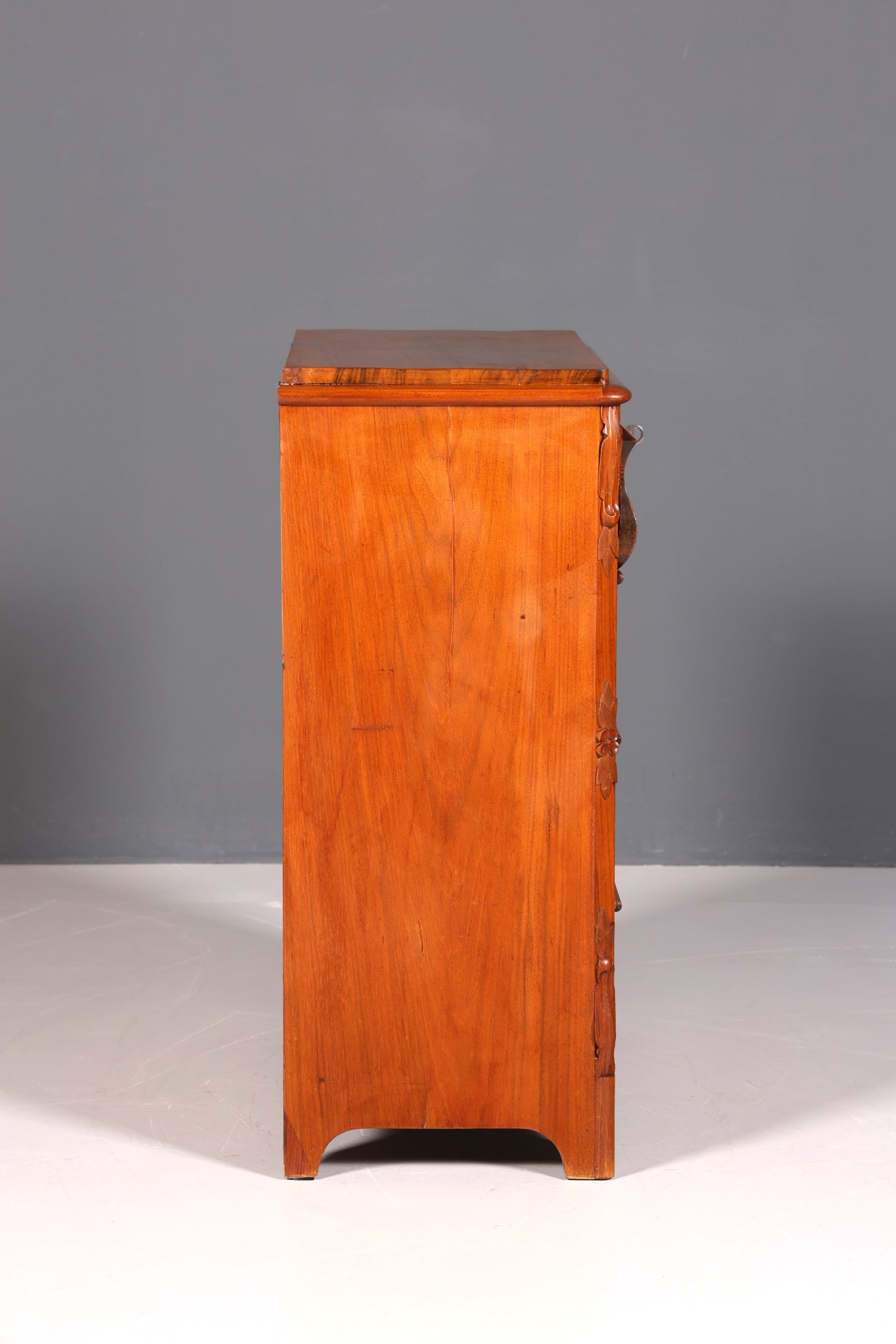 Beautiful Louis Philippe chest of drawers, walnut, Biedermeier style, circa 1890