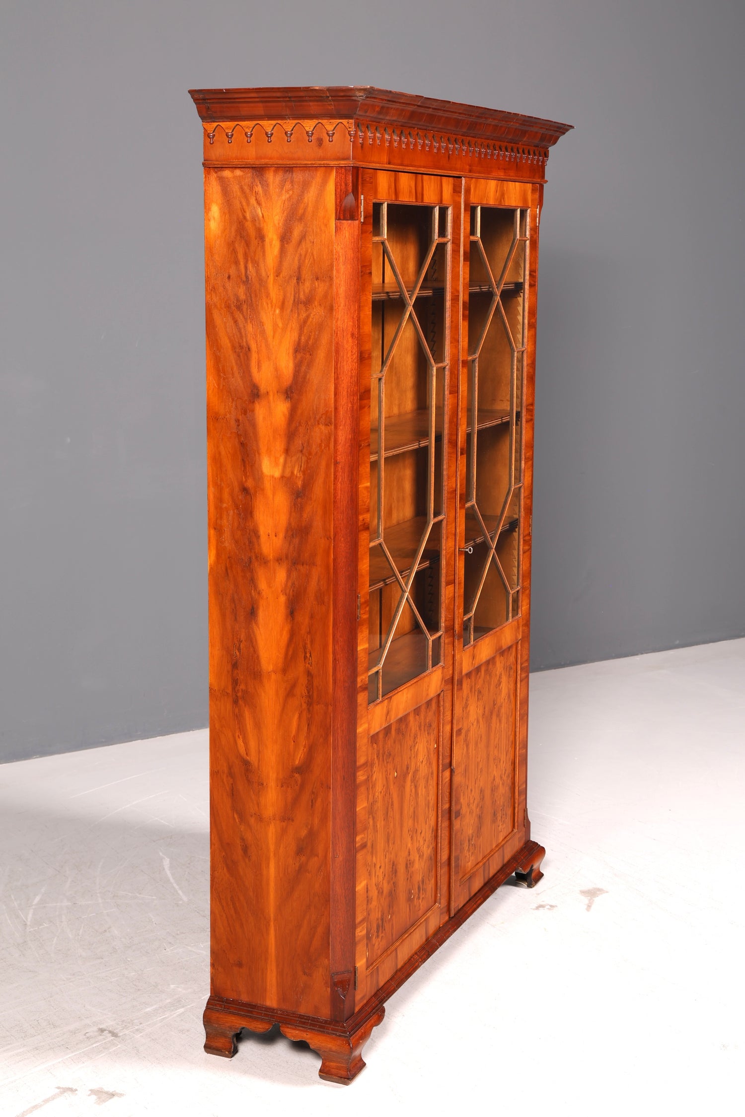 Traumhafter Bevan Funnell Reprodux Englischer Bücherschrank Eibe Vitrine Bibliothek Bücherregal Vintage