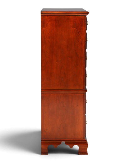 Hauptstadt Möblerei H893 Kommode aus dunklem Kirschholz mit klassischem Design und geschwungenem Sockel, Seitenansicht