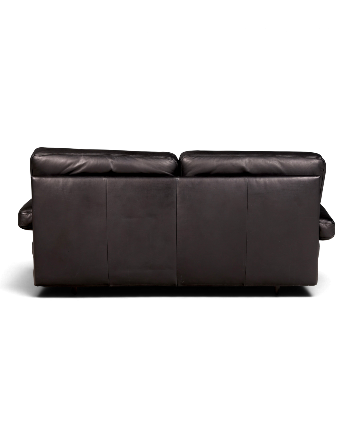 Rückansicht eines schwarzen Ledersofas H848 Finish von Hauptstadt Möblerei vor weißem Hintergrund