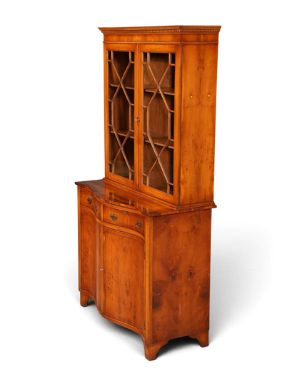 Hauptstadt Möblerei englische Vitrine aus Eibenholz mit Glasfront, Sprossenfenstern und geschwungenem Unterteil.