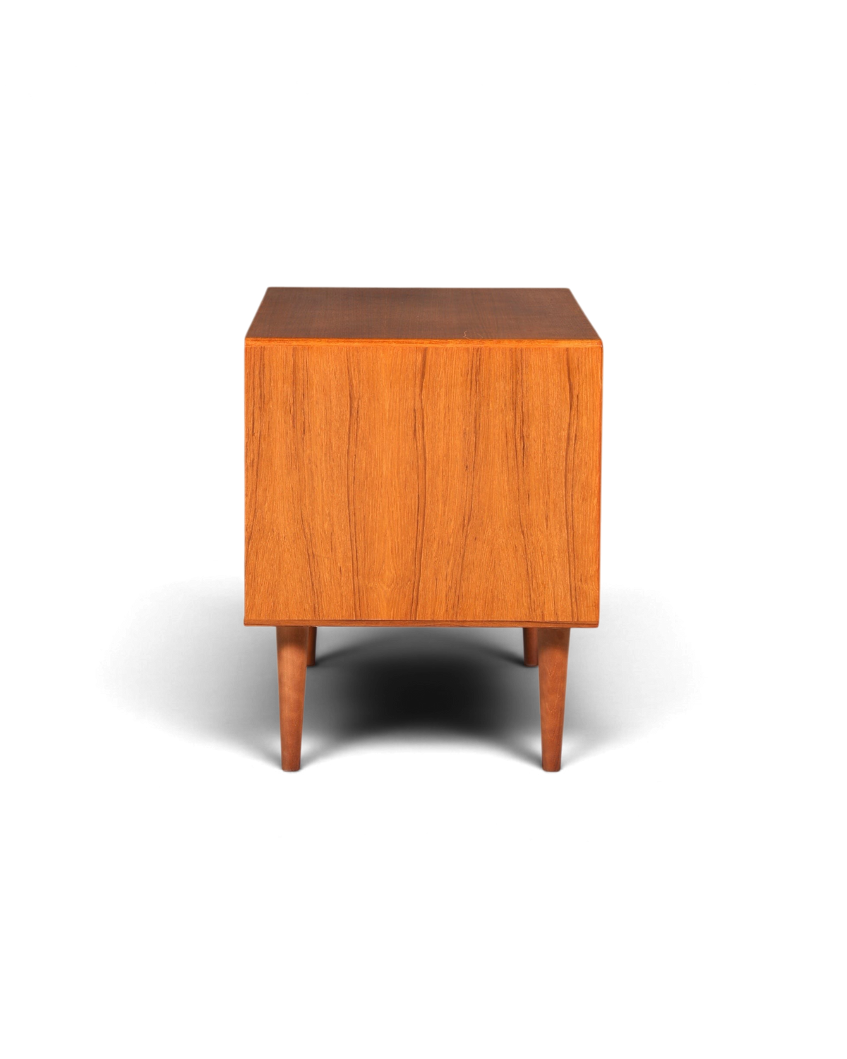 Hauptstadt Möblerei Nachttisch aus Teakholz im Mid-Century Design mit konischen Beinen in Seitenansicht