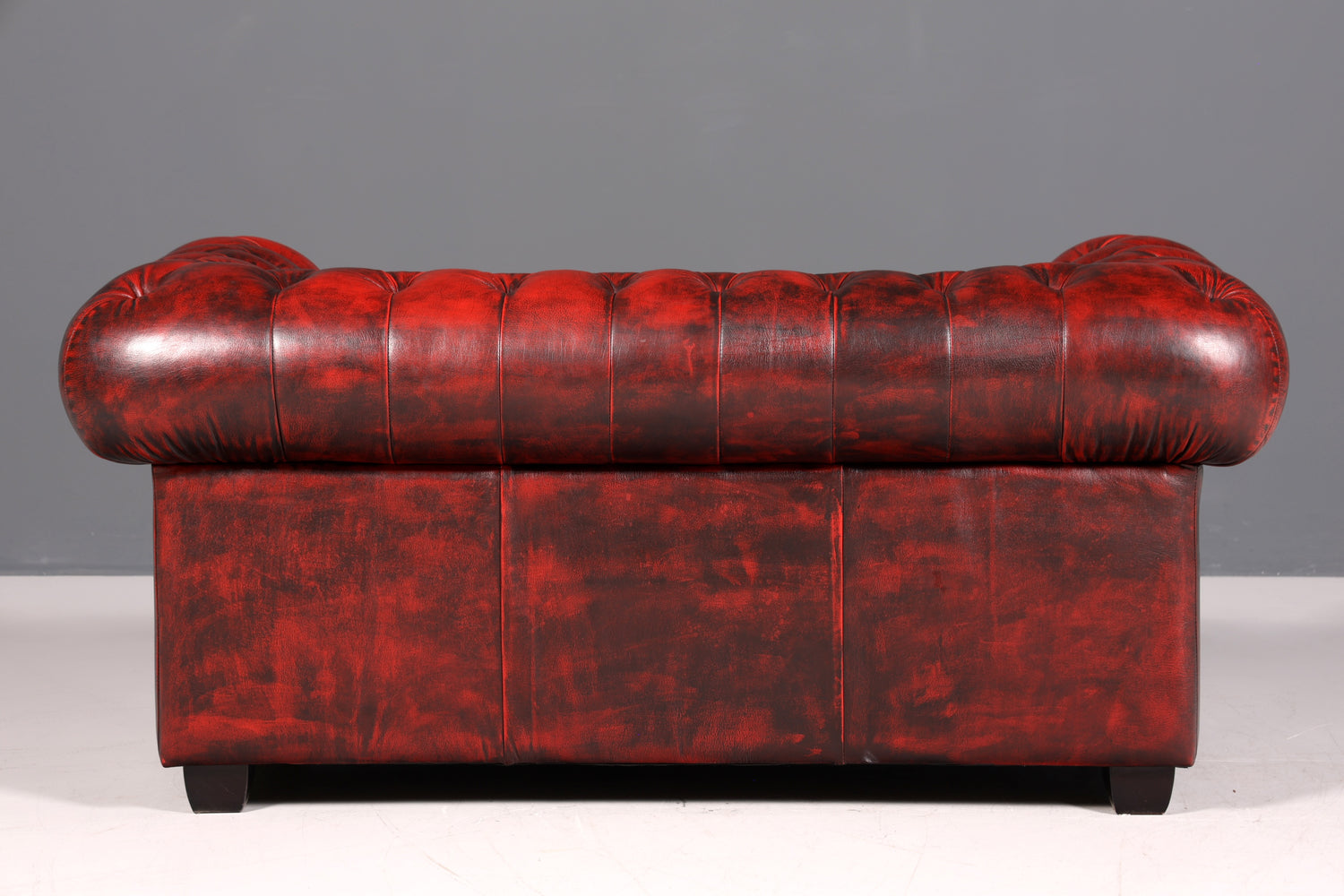 Magnifique canapé Chesterfield original 2 places, cuir anglais bordeaux, 1 sur 2