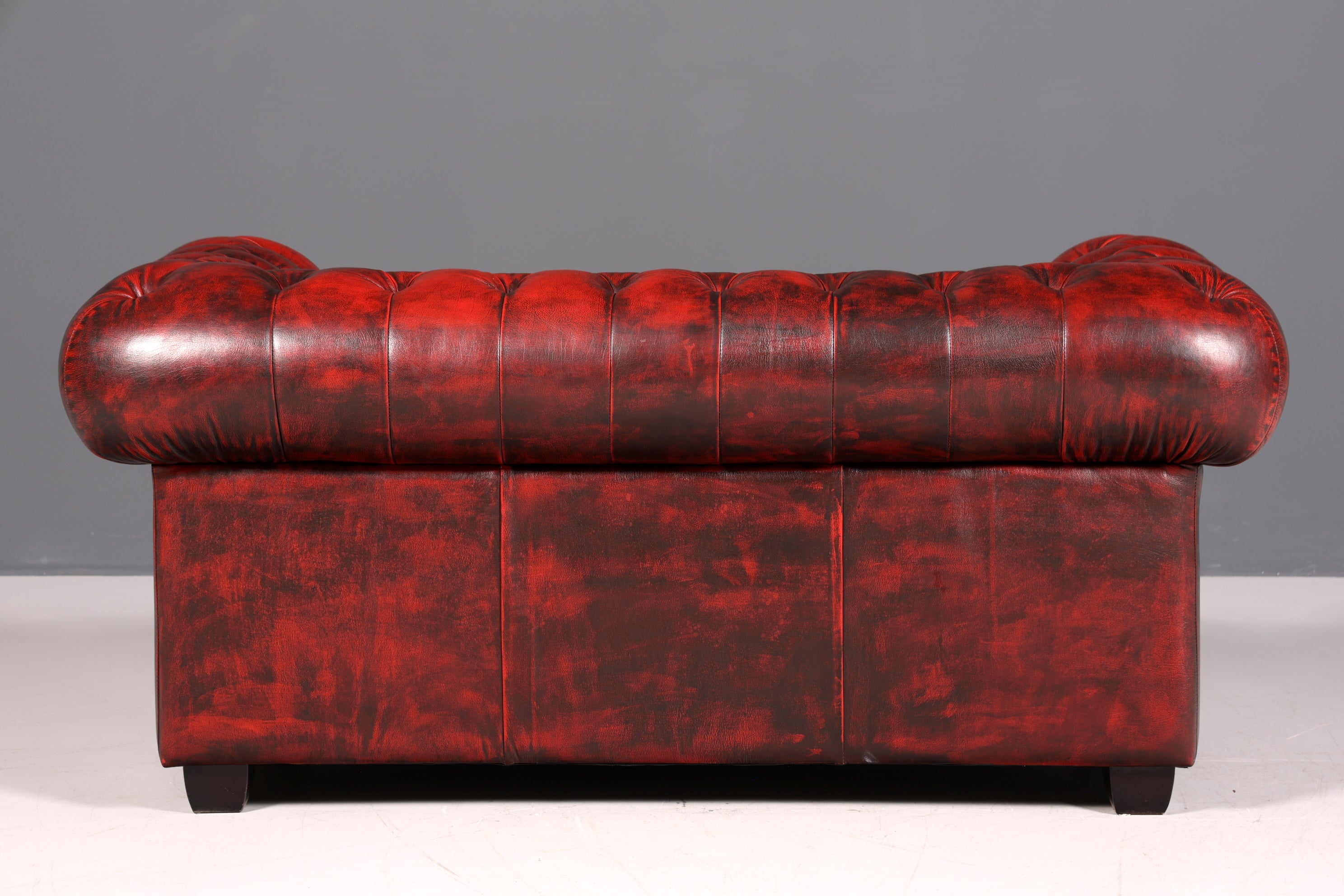 Magnifique canapé Chesterfield original 2 places, cuir anglais bordeaux, 1 sur 2