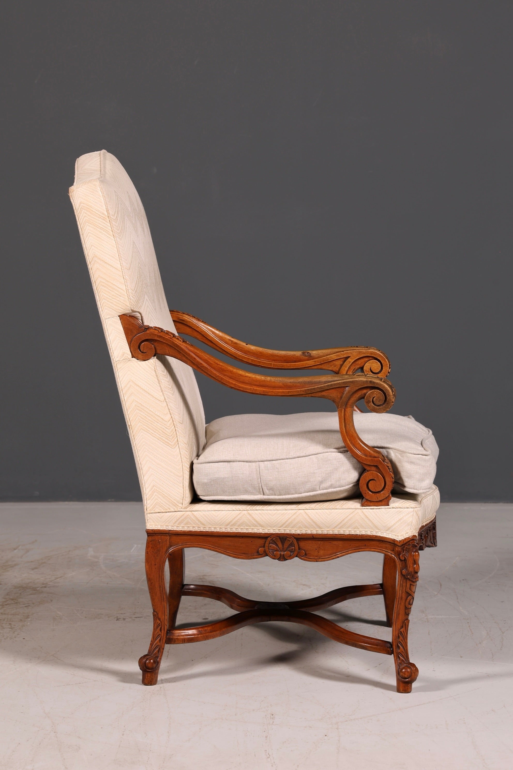 Élégant fauteuil Louis Philippe à accoudoirs de l’époque Gründerzeit, fauteuil ancien rembourré, 1 sur 2
