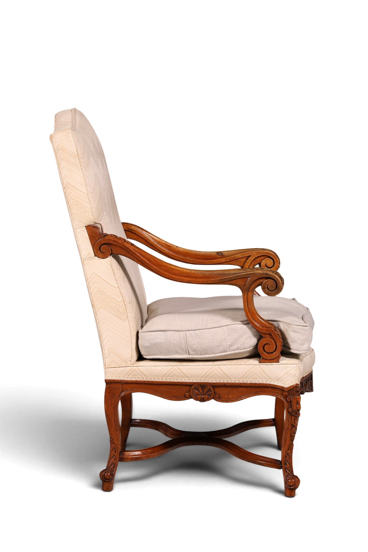 Hauptstadt Möblerei Louis Philippe Armlehnsessel mit geschnitztem Holzrahmen und heller Polsterung in Seitenansicht