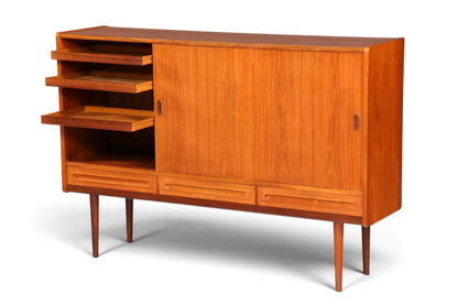 Hauptstadt Möblerei Mid Century Highboard aus Teakholz mit Schiebetüren und ausziehbaren Fächern im Danish Design