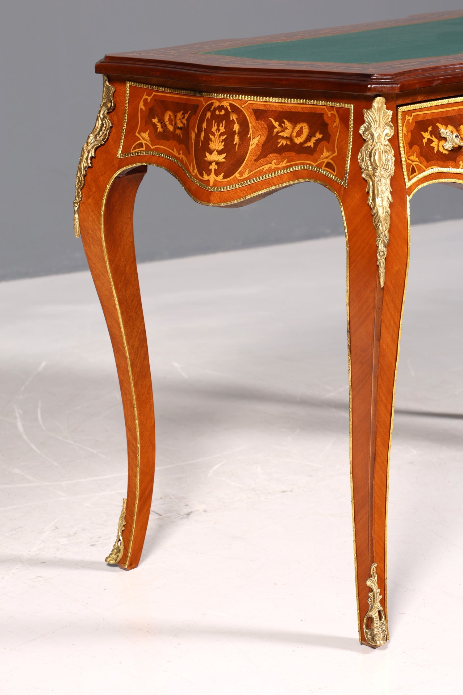 Magnifique bureau de style Louis XV, bureau de bureau français, table de bureau de style ancien