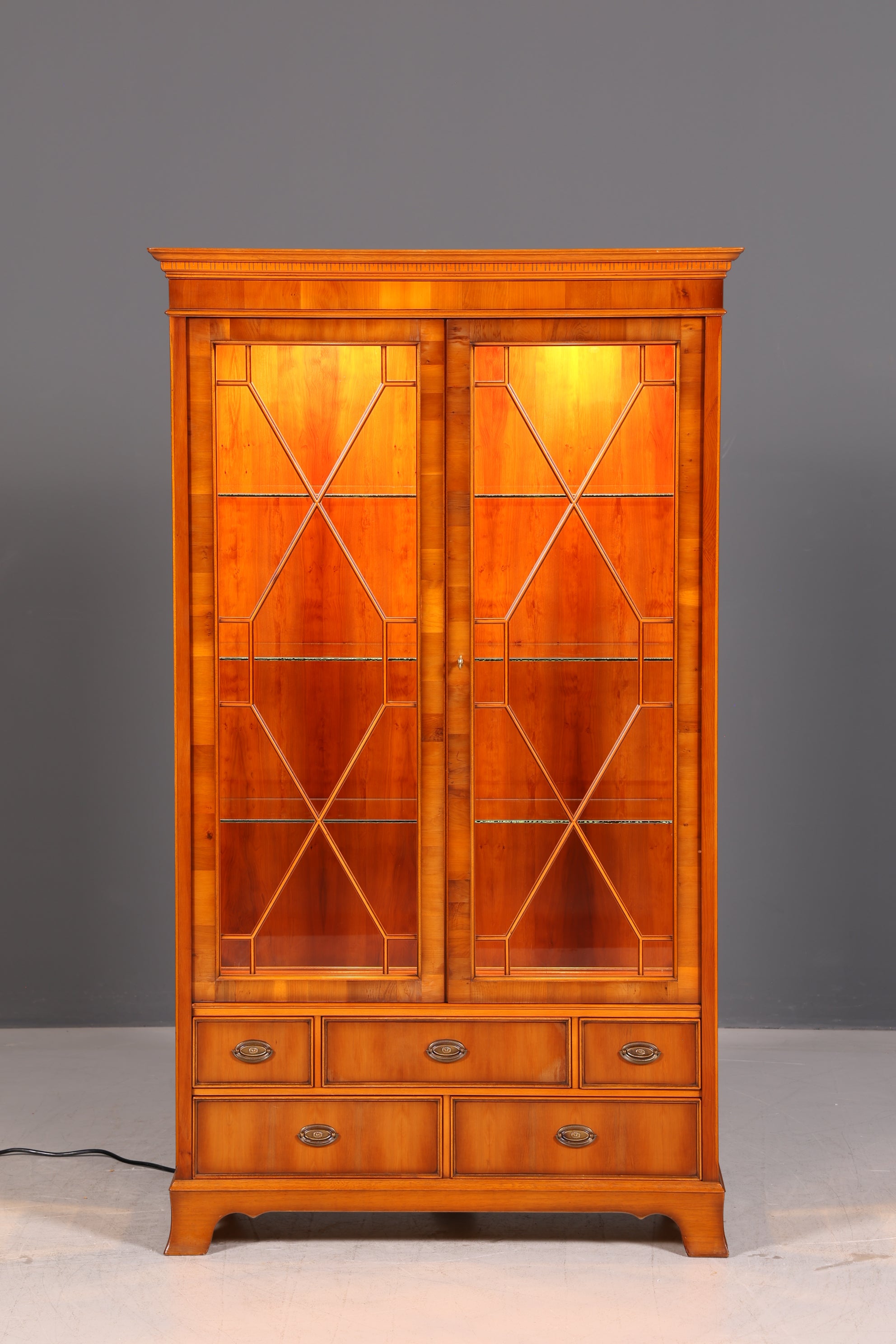 Wunderschöne Original Heldense Vitrine Englische Eibe Bücherschrank Antik Stil Glasvitrine Buffet Bibliothek