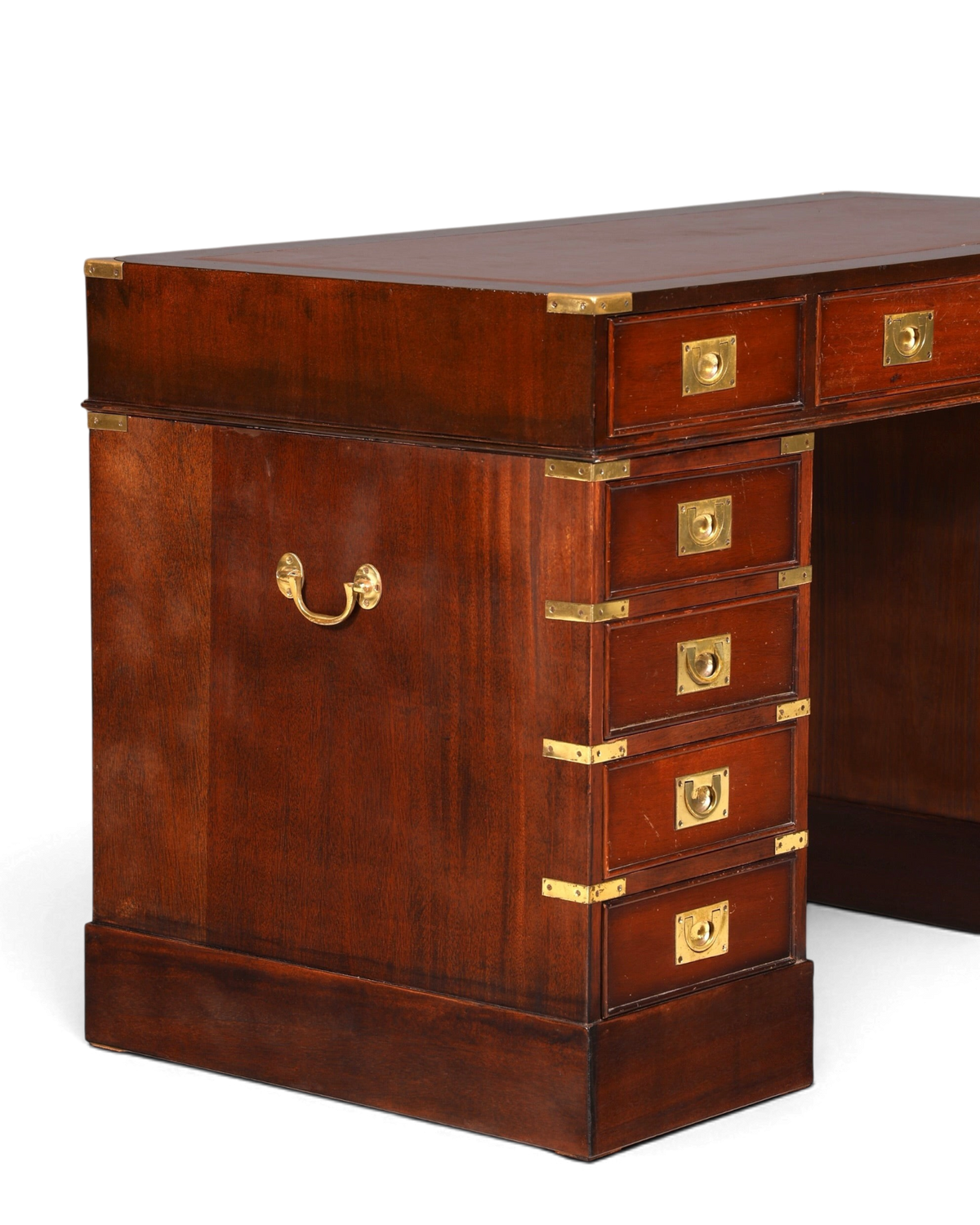 Hauptstadt Möblerei maritimer Schreibtisch im Military Chest Stil aus dunklem Holz mit Messingbeschlägen und Leder