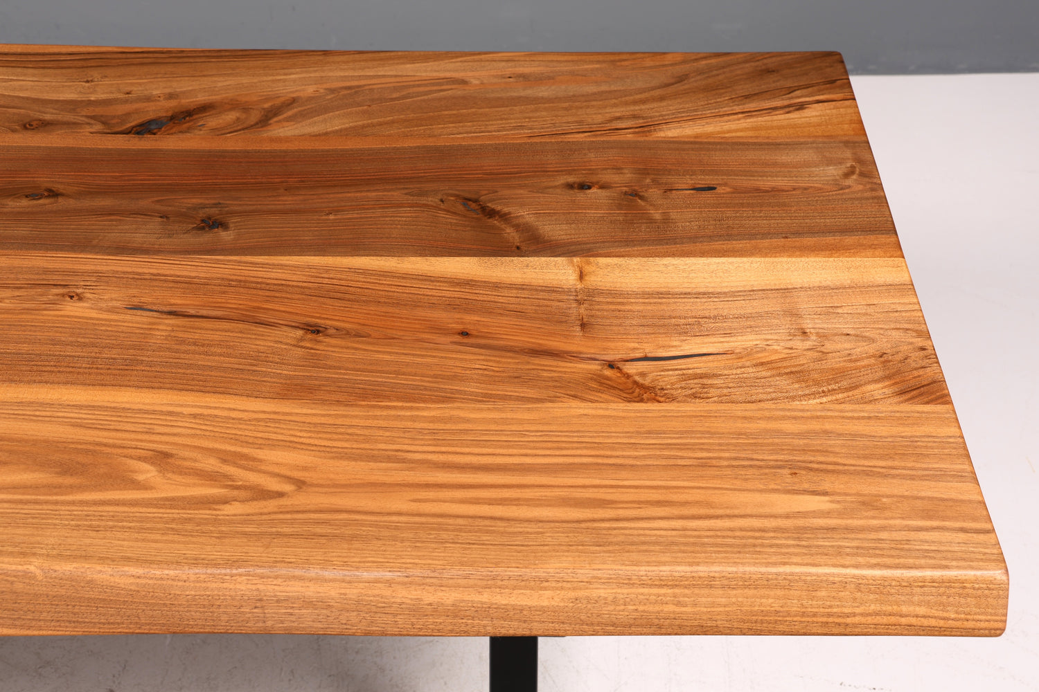 Belle table en noyer massif, plateau à bords naturels, 240 cm x 95 cm, idéale pour la salle à manger ou la cuisine.