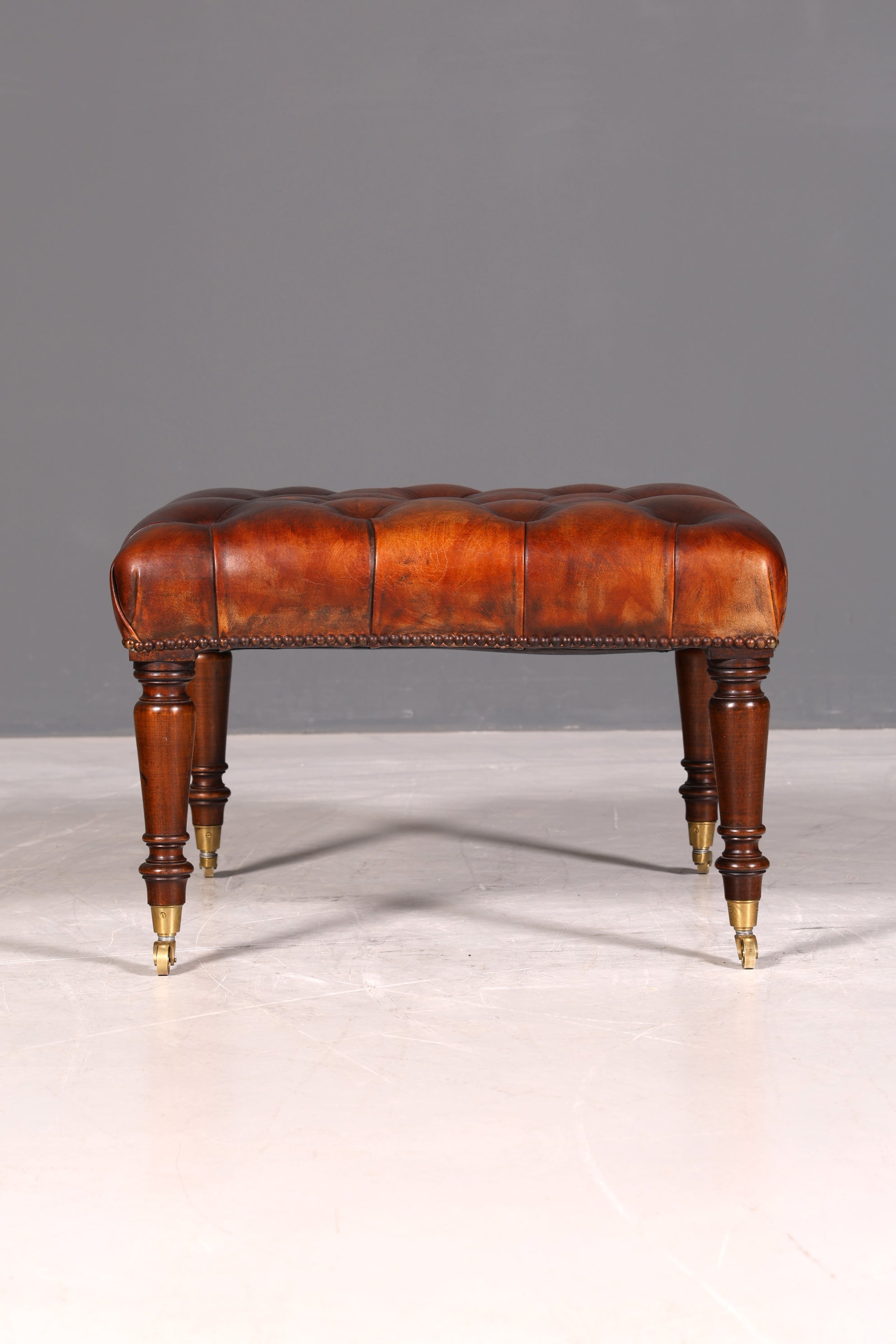 Original Chesterfield Hocker echt Leder Englischer Fusshocker UK Englisch Fussablage