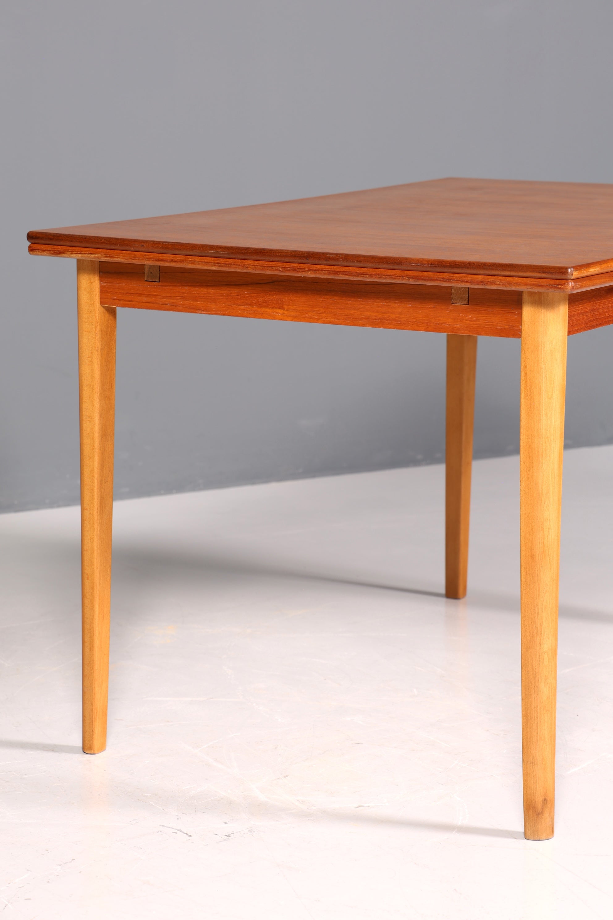 Table de salle à manger extensible de style danois, inspirée du milieu du siècle, style vintage.