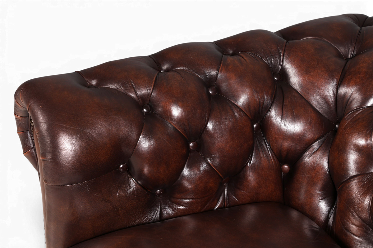 Hauptstadt Möblerei Original Chesterfield Sessel aus braunem Echtleder mit klassischer Knopfheftung und Armlehne