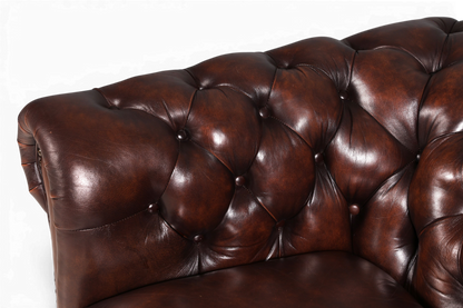 Hauptstadt Möblerei Original Chesterfield Sessel aus braunem Echtleder mit klassischer Knopfheftung und Armlehne
