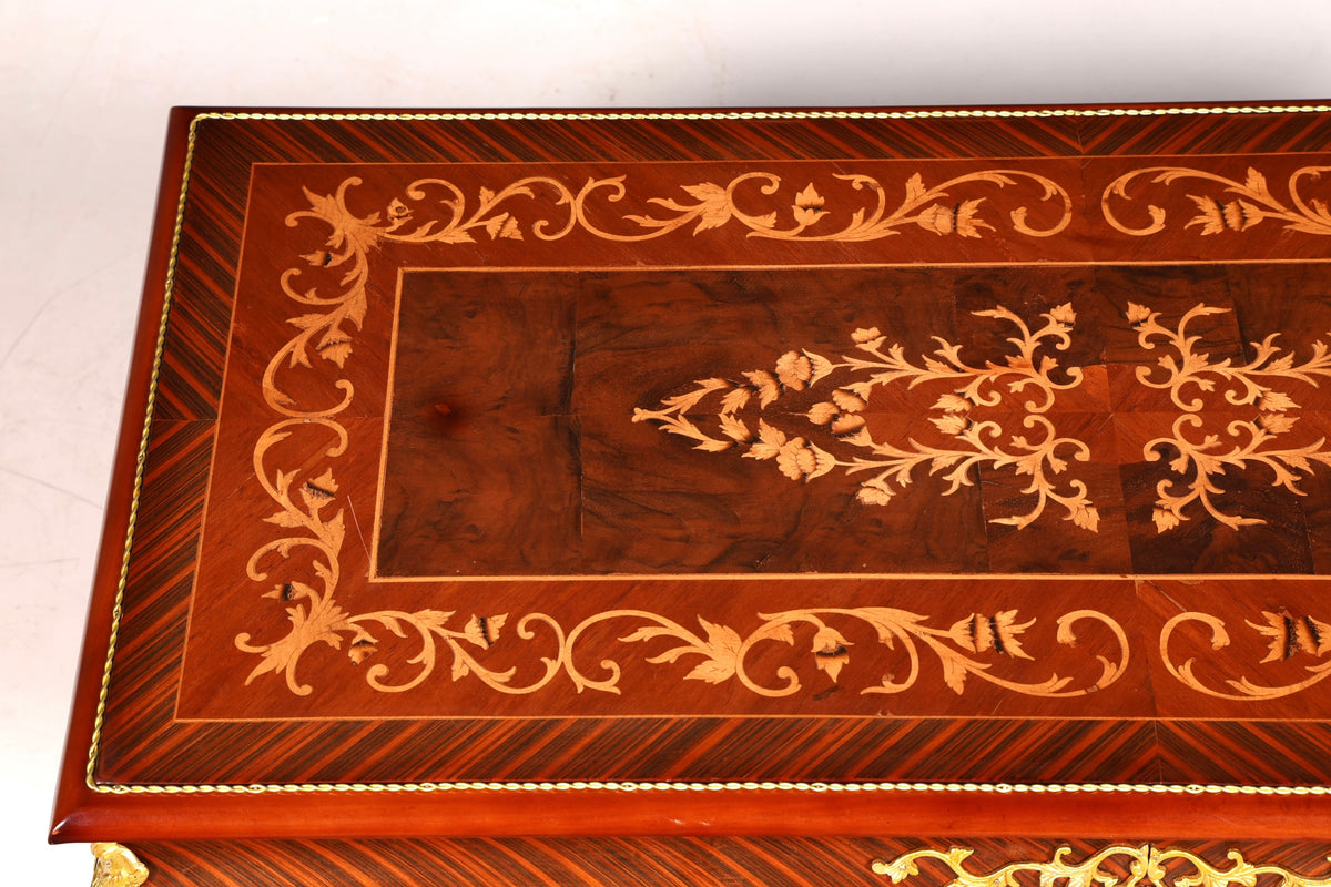 Table basse de style baroque au design raffiné, incrustations en laiton antique, table de salon avec tablette