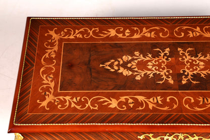 Table basse de style baroque au design raffiné, incrustations en laiton antique, table de salon avec tablette