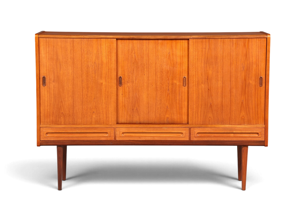 Hauptstadt Möblerei Mid Century Highboard aus Teakholz im skandinavischen Danish Design mit Schiebetüren