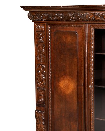 Hauptstadt Möblerei Neorenaissance Bücherschrank aus dunklem Echtholz mit aufwendigen Schnitzereien und Vitrineneinsatz
