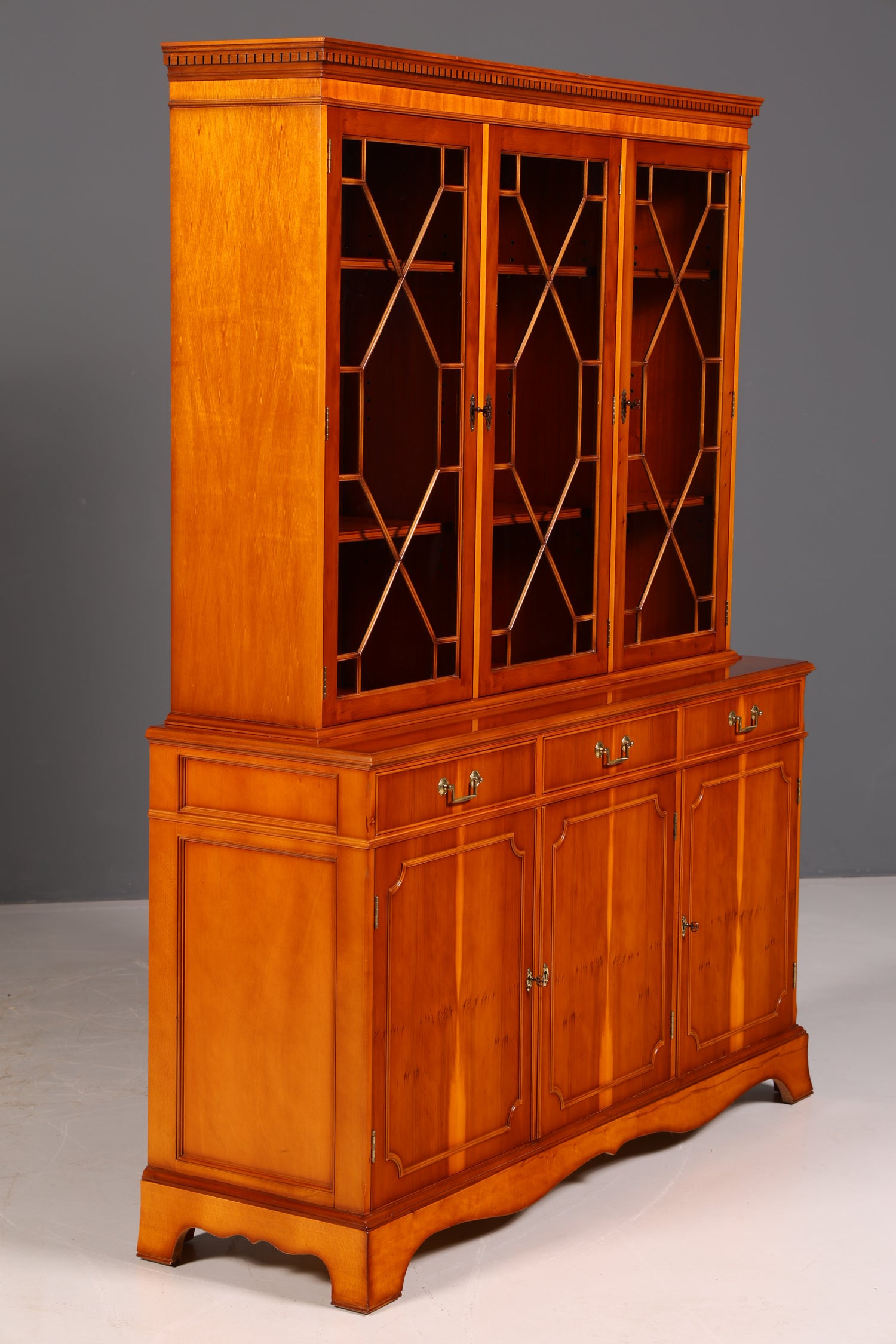 Wunderschöne Englische Vitrine Eibe Bücherschrank Buffet Antik Glasvitrine Schrank Vintage