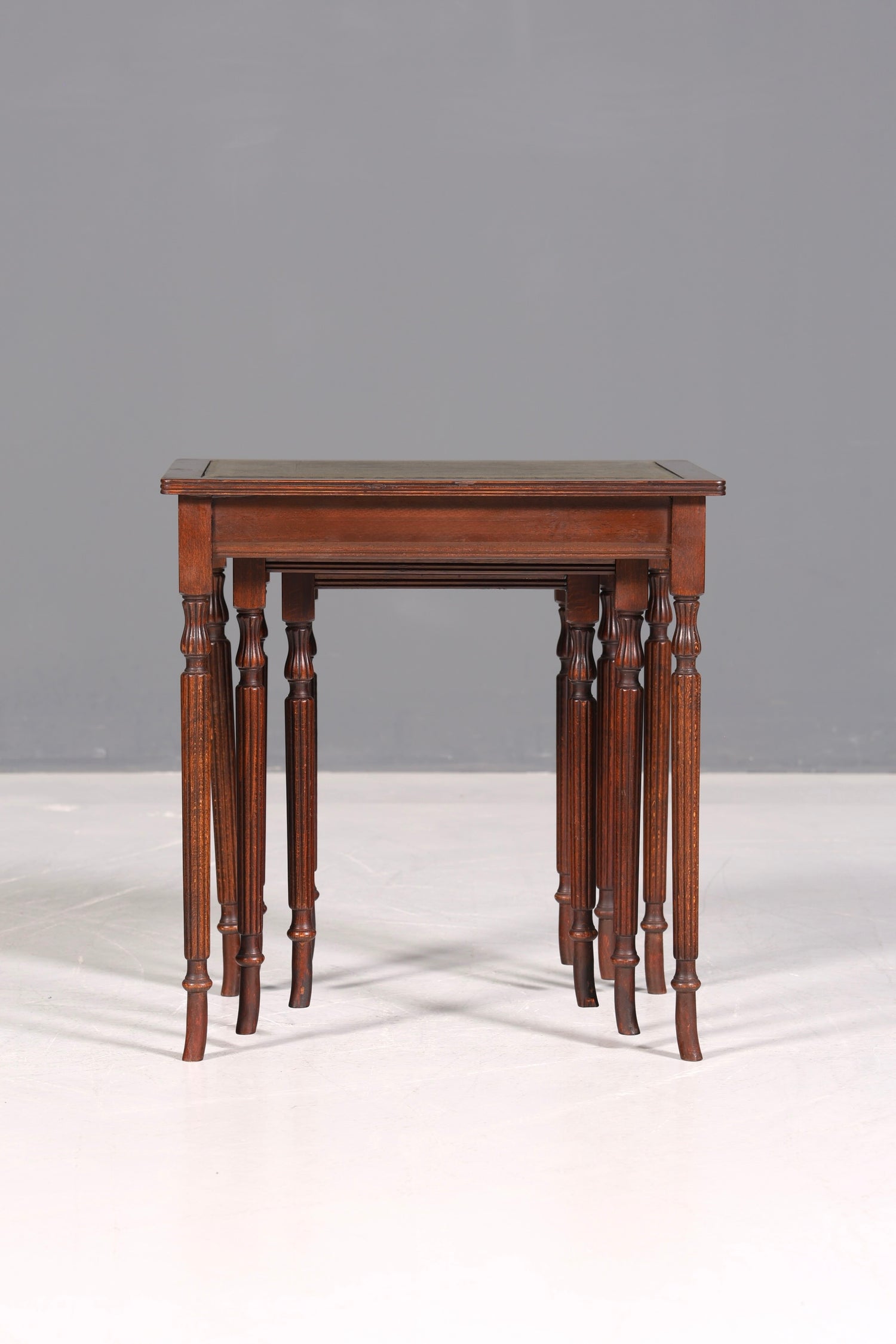 Filigranes Englisches Tisch Set Couchtisch Englisch Antik Stil 3er Satz echt Lederauflage Ablagetisch Holz Beistelltisch