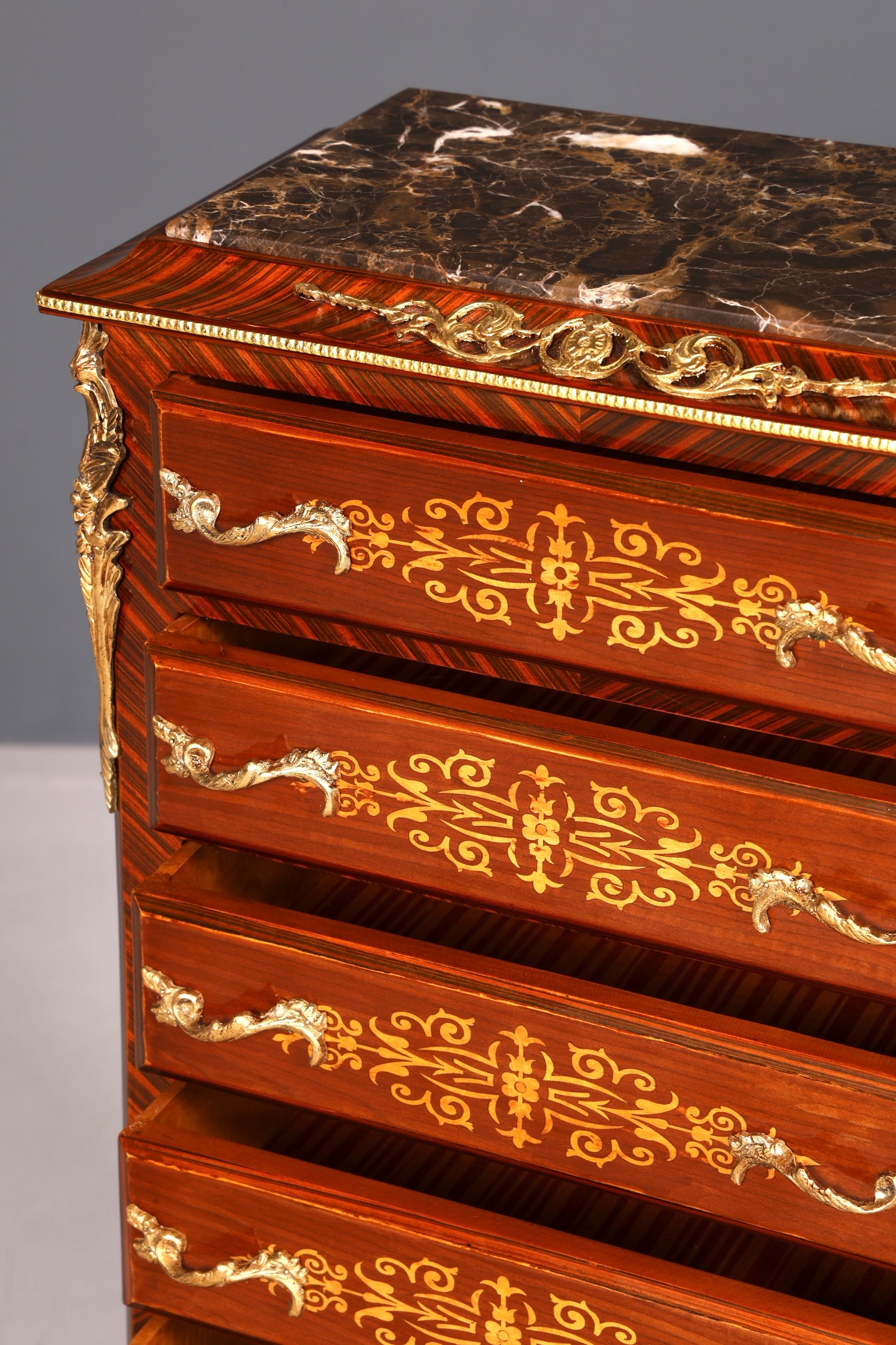 Magnifique buffet haut de style baroque Louis XV, marbre, vertiko, commode marquetée