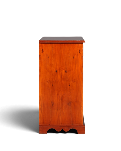 Hauptstadt Möblerei englisches Sideboard aus Eibenholz mit markanter Maserung und geschwungenem Wellensockel, Seitenansicht